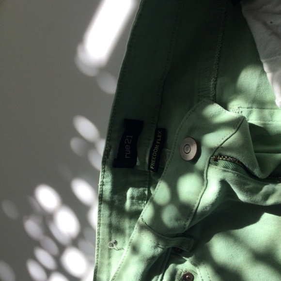 Low Rise Skinny Leg Jeans With Distressed Cuts (6/8) - Picture 3 of 5